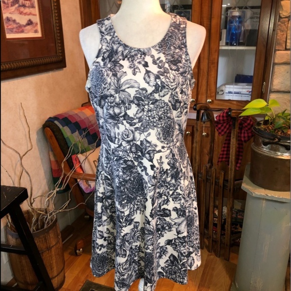 H&M SIZE LARGE NAVY BLUE AND WHITE SLEEVELESS DRESS